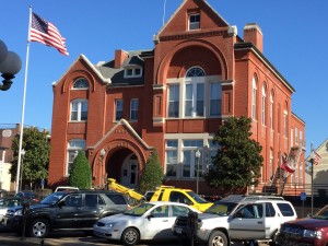 This is what happens to my photos -- a yellow wreaker pulls up.  Oh well, City Hall is still beautiful. 